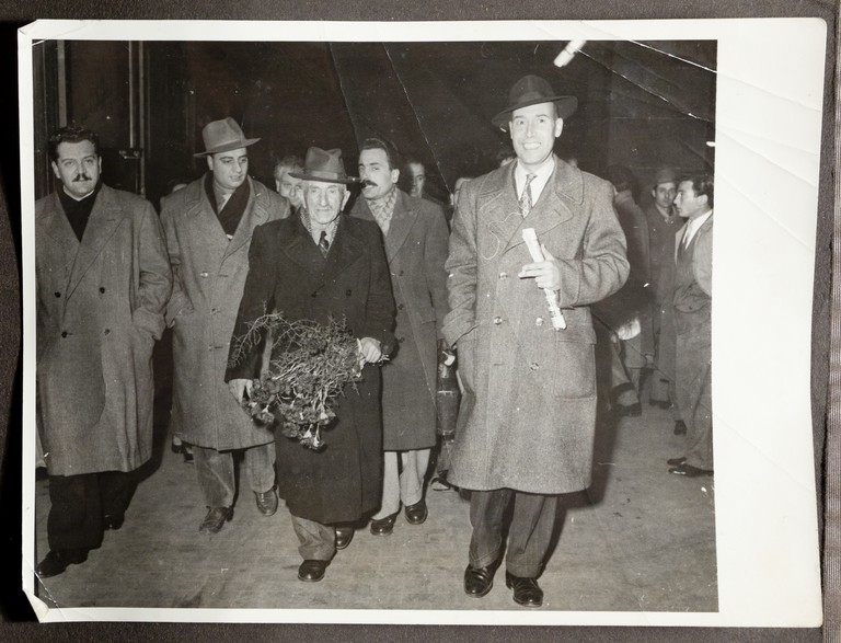 Sede bolognese del Partito Socialista Italiano (?), Alcide Cervi in partenza dopo la visita